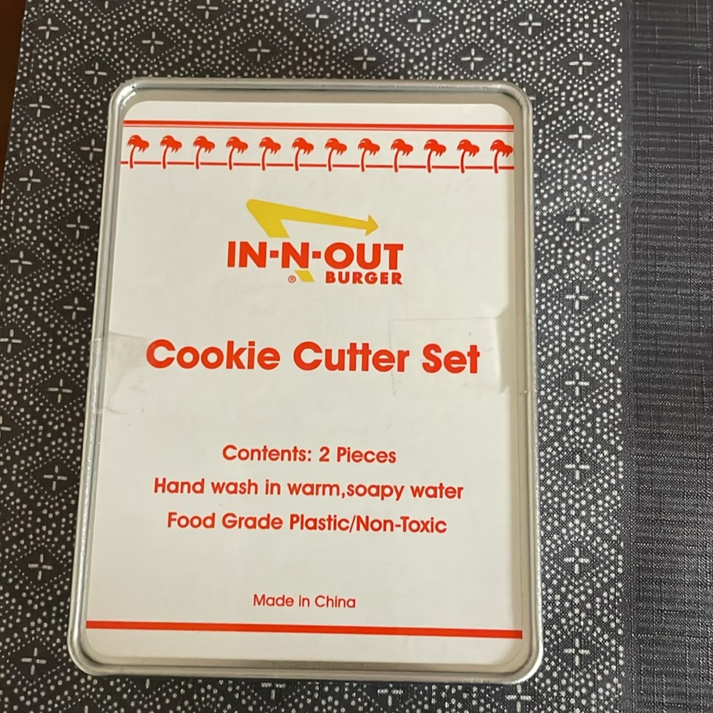 IN-N-OUT Burger Logo Sealed Two Red Cookie Cutters in Original Tin - Picture 4 of 7